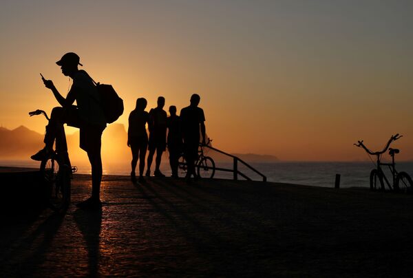 Восход солнца на пляже в Рио-де-Жанейро - Sputnik Абхазия