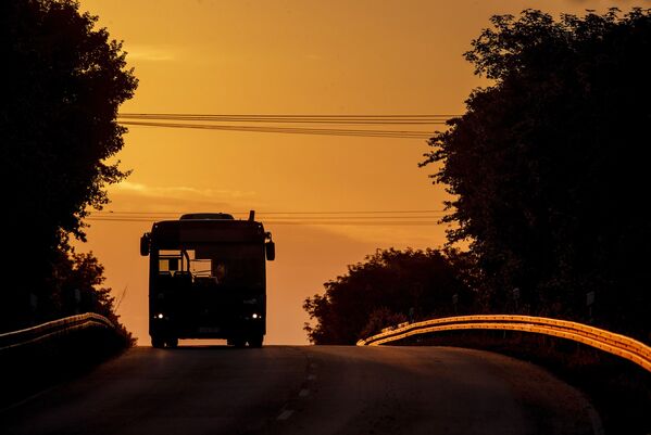 Пустой автобус на дороге во время рассвета, Франкфурт - Sputnik Абхазия