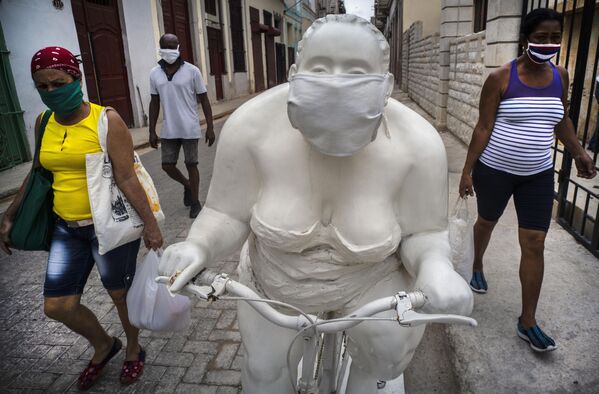 Скульптура художника Xu Hongfe Толстые дамы в медицинской маске, Гавана, Куба - Sputnik Абхазия