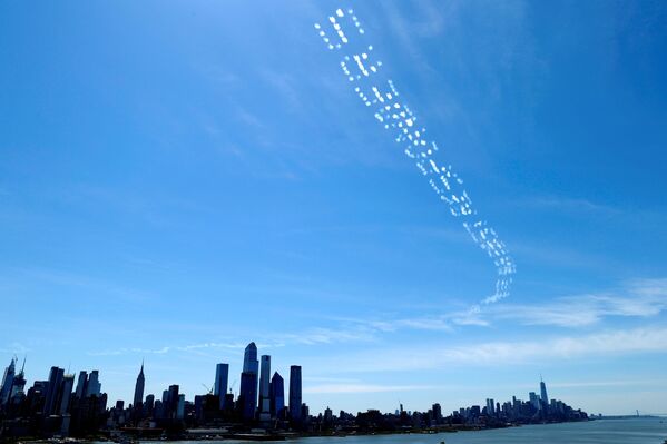 Послание работникам здравоохранения в небе над Манхэттеном - Sputnik Абхазия