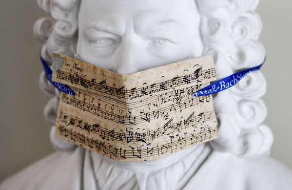 Бюст Баха с маской для лица из нот перед выставкой «Бах и Бетховен в Лейпциге, Германия - Sputnik Абхазия