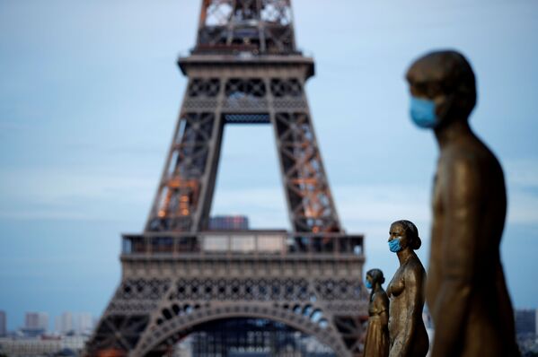 Золотые статуи в масках возле Эйфелевой башни в Париже, Франция - Sputnik Абхазия