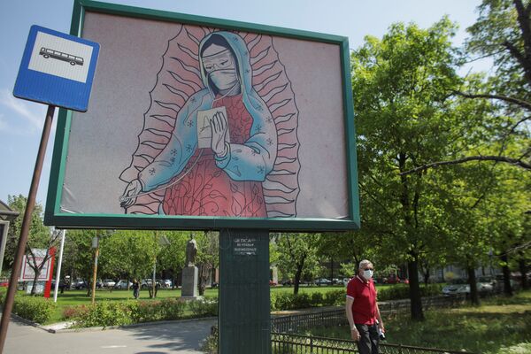 Плакат с изображением врача в стиле латиноамериканских религиозных картин в Бухаресте, Румыния - Sputnik Абхазия