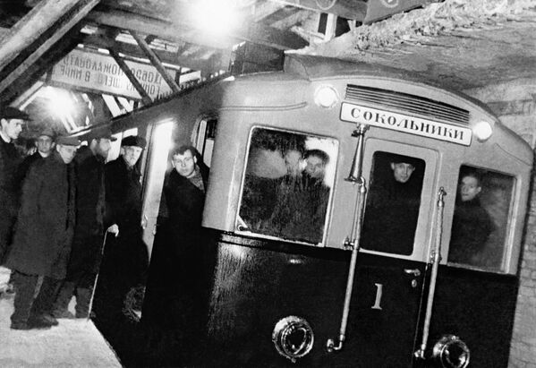 Первый поезд Московского метро во время пробного рейса - Sputnik Абхазия