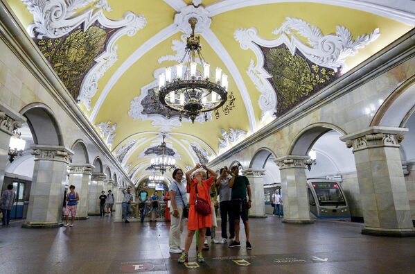 Туристы на станции Комсомольская кольцевой линии Московского метрополитена - Sputnik Абхазия