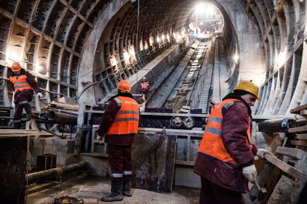 Рабочие во время строительства станции Фонвизинская московского метрополитена - Sputnik Абхазия