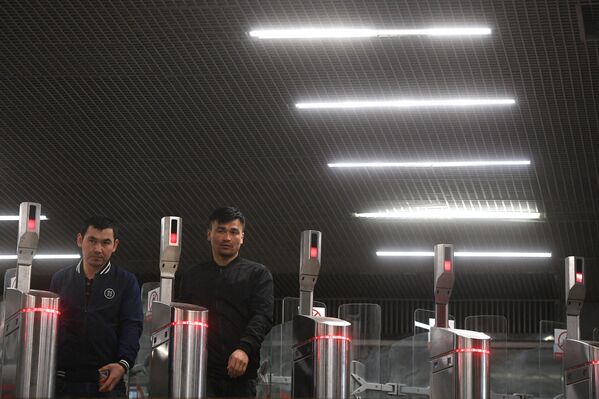 Пассажиры московского метро проходят через турникеты на станции Октябрьское Поле - Sputnik Абхазия