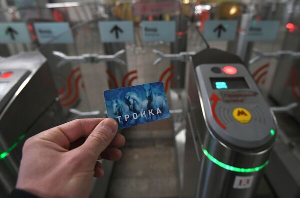 Пассажир проходит с картой Тройка через турникет на станции метро Тушинская в Москве - Sputnik Абхазия