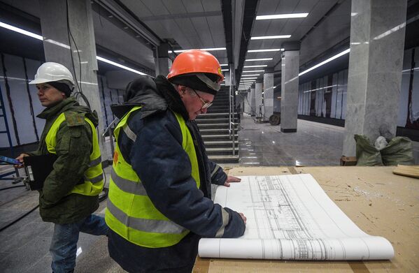 Инженер на строительстве станции Московского метрополитена Коммунарка на Сокольнической линии - Sputnik Абхазия
