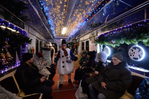 Пассажиры Рождественского вагона в составе Новогоднего поезда Московского метрополитена - Sputnik Абхазия
