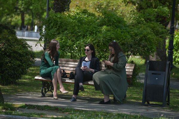 Парки столицы заполняются жителями, которые скучали по весеннему солнцу - Sputnik Абхазия