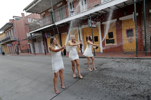 Выпускницы университета Tulane во время празднования в Новом Орлеане  - Sputnik Абхазия