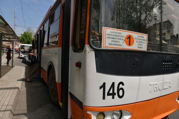 По шести направлениям с 5:38 утра работают и троллейбусы столицы.  - Sputnik Абхазия