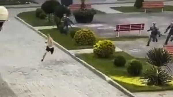 Бегом от самоизоляции: видео погони росгвардейцев за нарушителем карантина в Сочи - Sputnik Абхазия