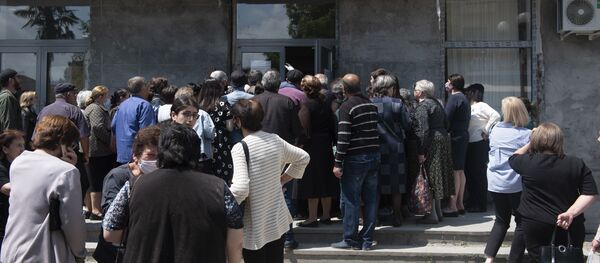 Очереди на оформление документов в Сухуме, ул. Званба д. 9 Очереди на оформление документов в Сухуме, ул. Званба д. 9 - Sputnik Абхазия