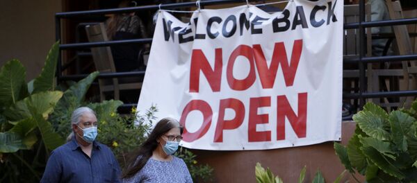 Посетители River Walk проходят мимо ресторана, который вновь открылся в Сан-Антонио Посетители River Walk проходят мимо ресторана, который вновь открылся в Сан-Антонио - Sputnik Абхазия