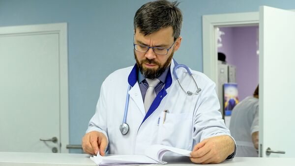 Врач читает историю болезни пациента в отделении паллиативной помощи Кольской центральной районной больницы. - Sputnik Абхазия