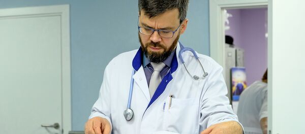 Врач читает историю болезни пациента в отделении паллиативной помощи Кольской центральной районной больницы. - Sputnik Абхазия