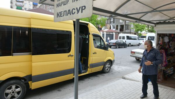 Маршрутное такси на остановке  - Sputnik Абхазия