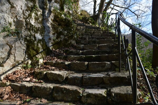 Лестница из каменных ступеней ведет к гроту-келье Симона Кананита   - Sputnik Абхазия