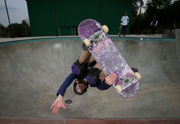 Одиннадцатилетний скейтбордист из Бразилии во время тренировки на ферме бабушки, Бразилия - Sputnik Абхазия