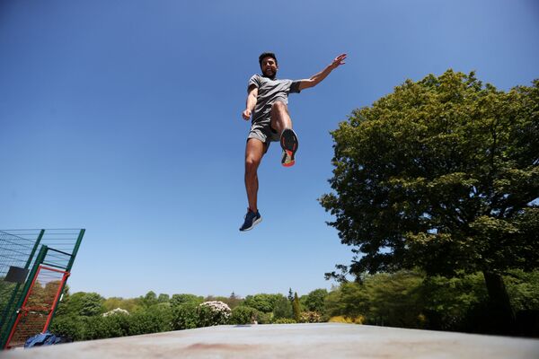 Британский прыгун Бенджамин Уильямс во время тренировки, Танстолл, Великобритания - Sputnik Абхазия