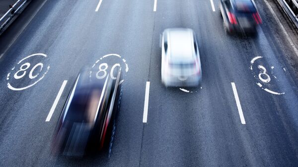 Автомобили едут по участку Третьего транспортного кольца в Москве с ограничением скорости 80 км/ч. - Sputnik Абхазия