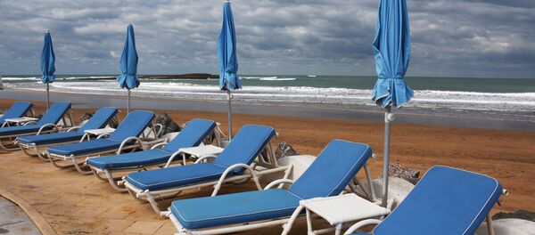 Шезлонги на территории отеля L'Amphitrite palace beach resort в Рабате. - Sputnik Абхазия