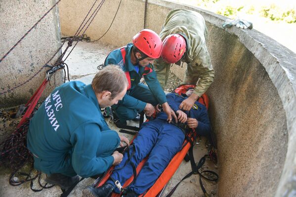 Спасатели тщательно «репетируют» каждое действие, проверяют оборудование и крепежи - Sputnik Абхазия