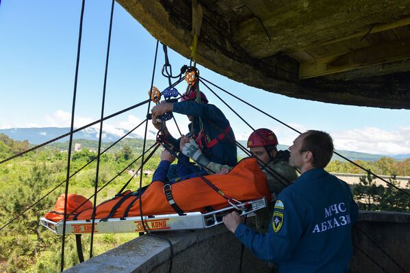 Только после этого выполняют задание. На фото спасатели отрабатывают технику эвакуации на носилке пострадавшего в горах - Sputnik Абхазия