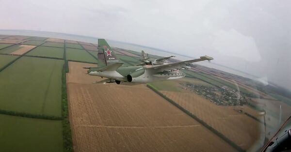 Подготовка летчиков-штурмовиков ЮВО к авиационным парадам 24 июня - Sputnik Абхазия