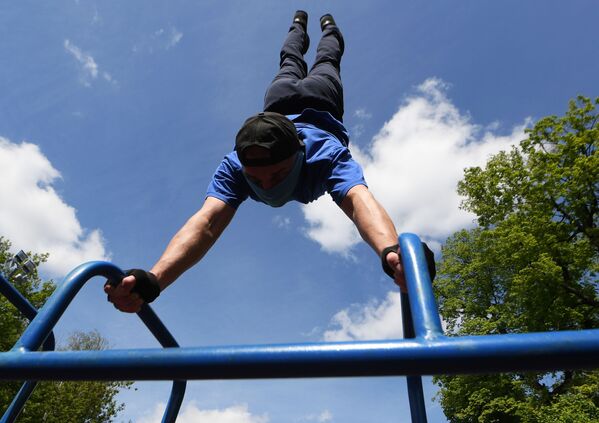 Молодой человек во время выполнения физических упражнений в парке ДК Химиков в Казани - Sputnik Абхазия