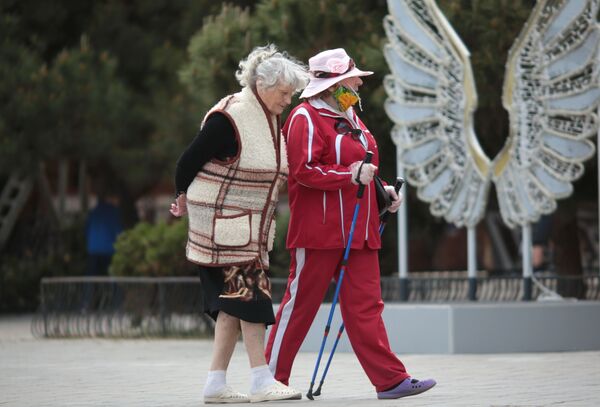 Пожилые женщины на набережной Алушты после отмены режима самоизоляции в Крыму - Sputnik Абхазия