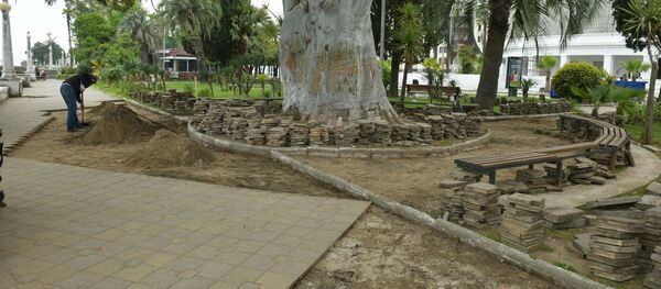 Укладка плитки на набережной  - Sputnik Аҧсны