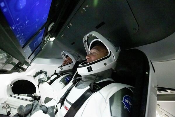 Астронавты Дуглас Херли и Роберт Бенкен в космическом корабле Crew Dragon - Sputnik Абхазия