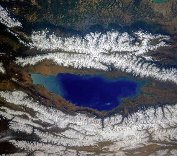 Озеро Иссык-Куль и окружающие его хребты Северного Тянь-Шаня, Киргизия - Sputnik Абхазия