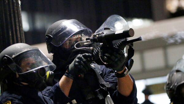 Столкновения демонстрантов с полицией во время акции протеста в Окленде, Калифорния - Sputnik Абхазия