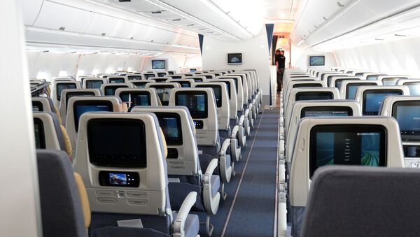 Салон эконом-класса дальнемагистрального пассажирского самолета Airbus A350 XWB в аропорту Шереметьево, куда он прибыл в рамках мирового испытательного турне. - Sputnik Абхазия