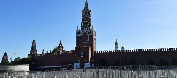 Красная площадь в Москве, закрытая для посетителей в дни действия режима самоизоляции граждан в связи с распространением коронавирусной инфекции. В центре: Спасская башня Московского Кремля. Красная площадь в Москве, закрытая для посетителей в дни действия режима самоизоляции граждан в связи с распространением коронавирусной инфекции. В центре: Спасская башня Московского Кремля. - Sputnik Абхазия