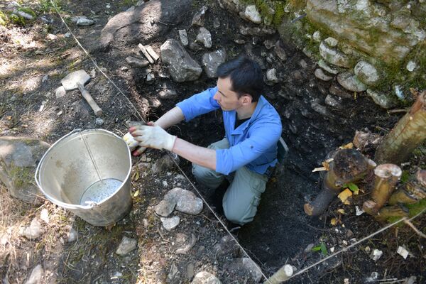 Ученые изучают культурные слои почвы и находят различные древние артефакты. - Sputnik Абхазия