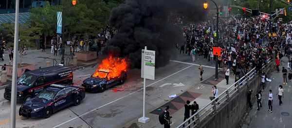 Протестующие рядом с офисом CNN в Атланте Протестующие рядом с офисом CNN в Атланте - Sputnik Абхазия
