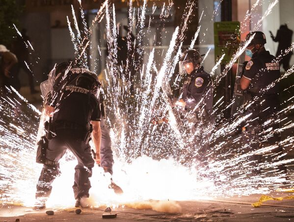 Взрыв брошенной протестующими петарды в Вашингтоне  - Sputnik Абхазия
