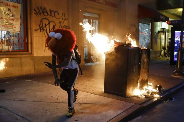 Протестующий в маске Elmo во время протестов в Филадельфии  - Sputnik Абхазия