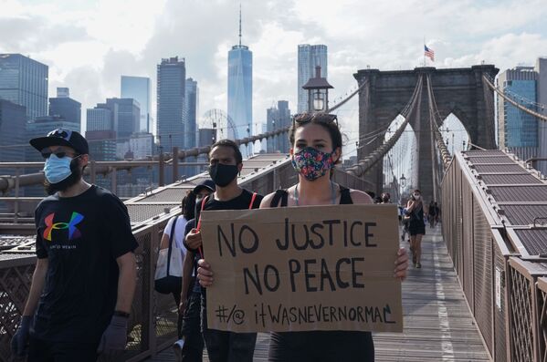 Участники протеста, вызванного смертью афроамериканца Джорджа Флойда, на одной из улиц Нью-Йорка - Sputnik Абхазия