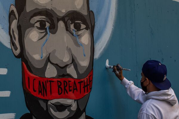 Граффити с изображением убитого полицейским афроамериканца Джорджа Флойда в Лос-Анджелесе - Sputnik Абхазия