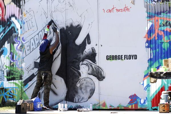 Американский художник Theo Ponchaveli работает над граффити в память о Джордже Флойде - Sputnik Абхазия