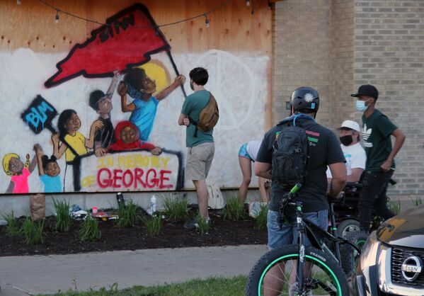Граффити, посвященное погибшему в Миннеаполисе при задержании от рук полиции афроамериканцу Джорджу Флойду - Sputnik Абхазия