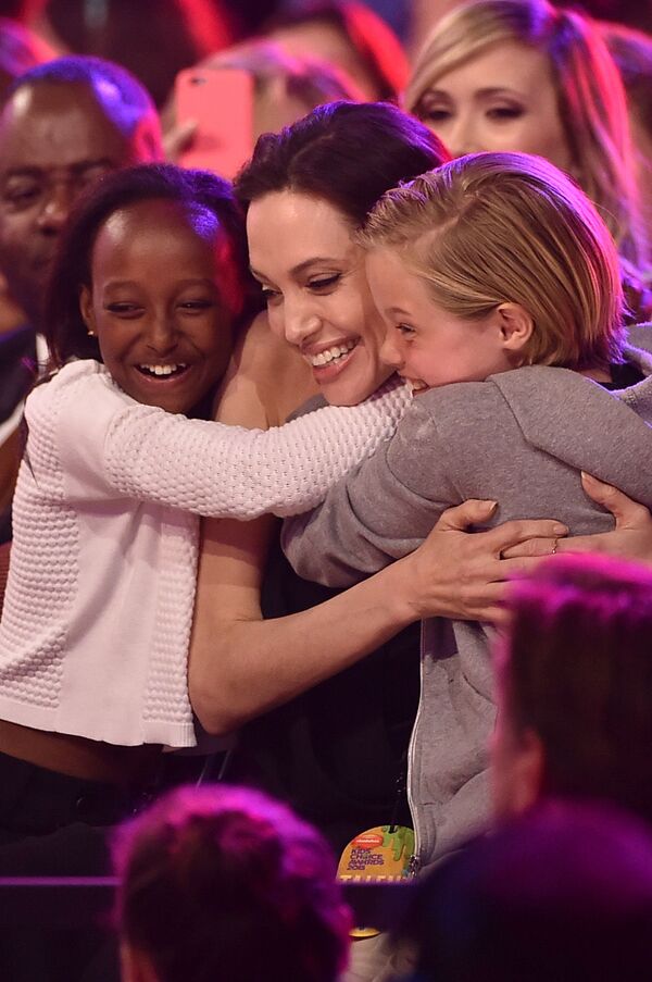 INGLEWOOD, CA - MARCH 28: Actress Angelina Jolie hugs Zahara Marley Jolie-Pitt (L) and Shiloh Nouvel Jolie-Pitt (R) after winning award for Favorite Villain in 'Maleficent' during Nickelodeon's 28th Annual Kids' Choice Awards held at The Forum on March 28, 2015 in Inglewood, California.   Kevin Winter/Getty Images/AFP - Sputnik Абхазия