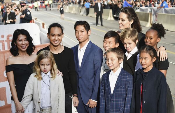 Vivienne Jolie-Pitt, from front row left, Knox Jolie-Pitt, Sareum Srey Moch, from middle row left, Loung Ung, Maddox Jolie-Pitt, Pax Jolie-Pitt, Kimhak Mun, Shiloh Jolie-Pitt, Zahara Jolie-Pitt and in back row, Angelina Jolie attend a premiere for First They Killed My Father on day 5 of the Toronto International Film Festival at the Princess of Wales Theatre on Monday, Sept. 11, 2017, in Toronto. (Photo by Evan Agostini/Invision/AP) - Sputnik Абхазия