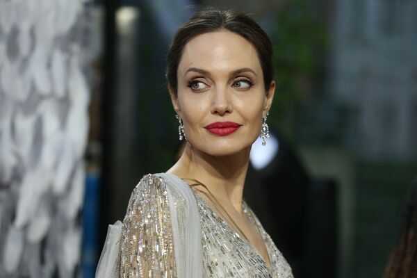 US actress Angelina Jolie poses on the red carpet upon arrival for the European premiere of the film Maleficent:Mistress of Evil in London on October 9, 2019. (Photo by ISABEL INFANTES / AFP) - Sputnik Абхазия